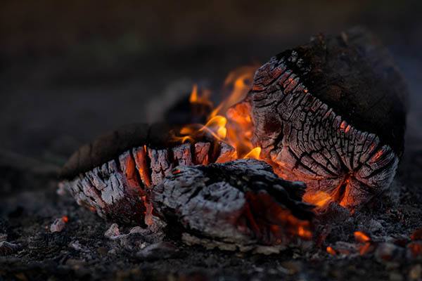 how hot does charcoal burn